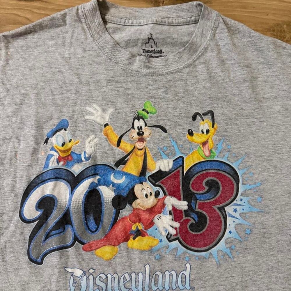 Disney 2013 Disneyland sorcerer Mickey cartoon graphic magic tee size Large